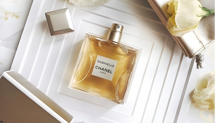 Beyaz çiçekli parfümler