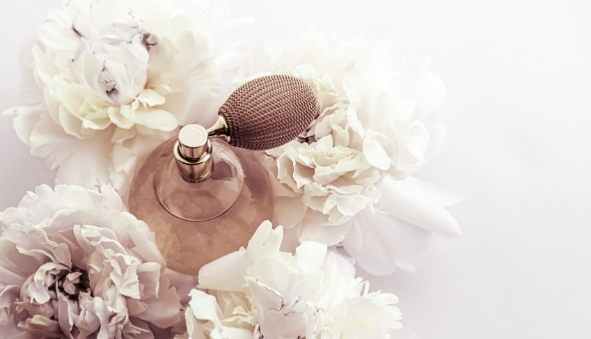 Beyaz çiçekli parfümler