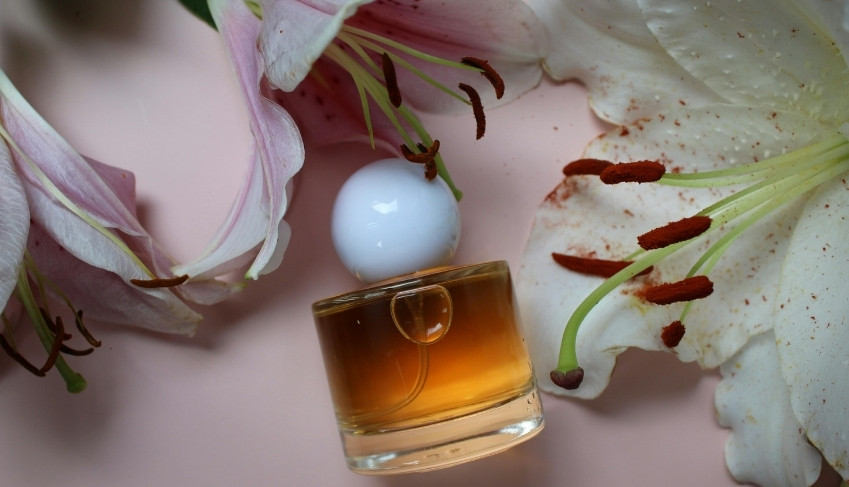 Beyaz çiçekli parfümler